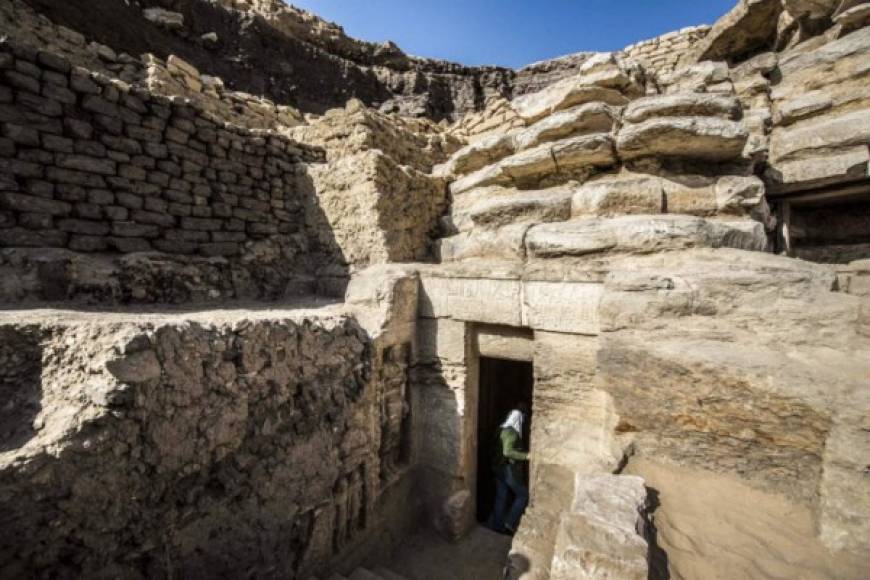 En noviembre, en el mismo sitio de Saqqara, las autoridades egipcias habían revelado el descubrimiento de siete tumbas, cuatro de ellas de más de 6,000 años, realizado por la misma misión arqueológica.