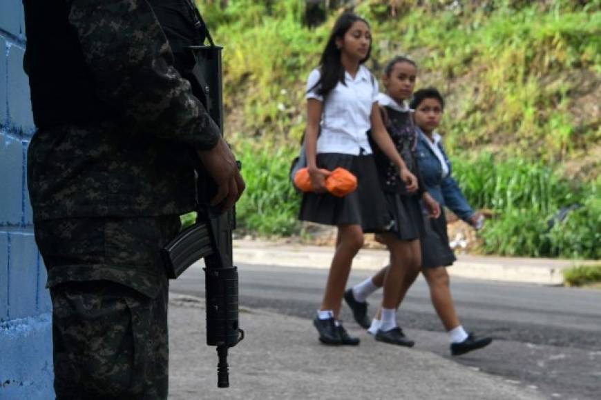 Los militares también están desplegados de forma permanente en el Central Vicente Cáceres, el colegio de secundaria más grande de la capital con más de 6.000 alumnos, según Mario Rivera, portavoz de esta unidad llamada Policía Militar de Orden Público (PMOP). AFP