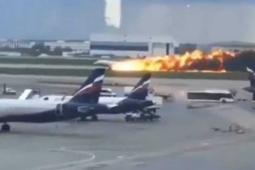 Las autoridades confirman 41 muertos en el avión accidentado en Rusia. Previamente informaron de 13 muertos, entre ellos dos menores y un miembro de la tripulación, durante el siniestro de la aeronave en el aeropuerto Sheremétievo, el más grande de Moscú.