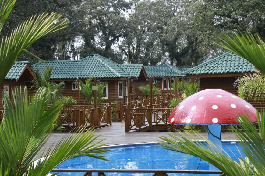 Debido a la gran demanda de turistas en la zona del lago, hay nuevas opciones de hoteles que ofrecen cabañas para centenares de personas.