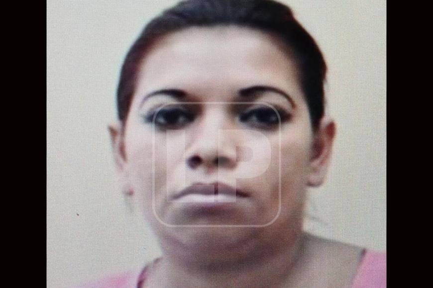 Carla Maribel Soriano Euceda era de la Mara Salvatrucha (MS-13), conocida con el alias “La Osa”. Había sido capturada en el 2020 en el barrio Morazán de Tegucigalpa y acusada de tráfico de drogas. Junto a otras tres personas, se les decomisó supuesta marihuana, cocaína, varios teléfonos y 23 mil lempiras producto de la venta de droga.