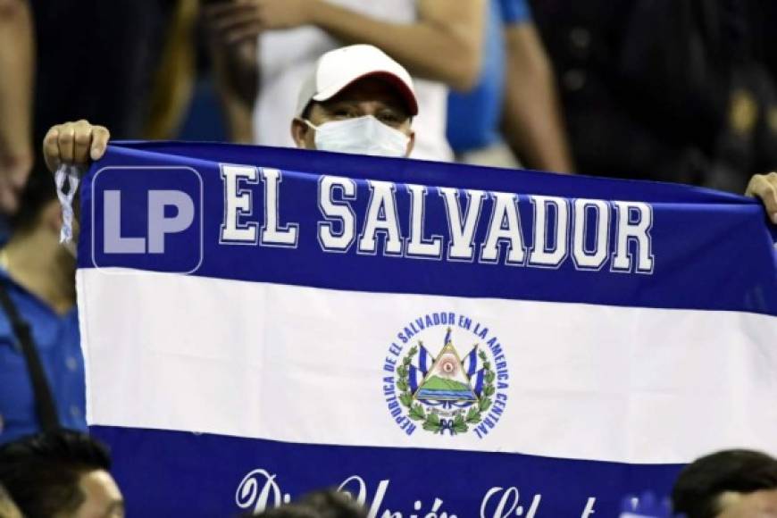 Los seguidores salvadoreños llegaron con banderas para apoyar a la Selecta.