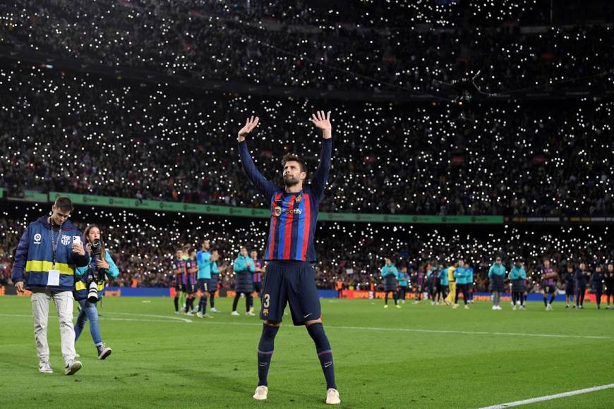 Hermosa imagen de Gerard Piqué despidiéndose de los aficionados del Barcelona en el Spotify Camp Nou.