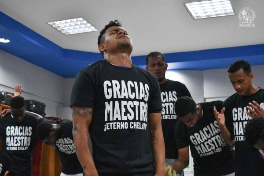 Los jugadores del Olimpia realizaron una oración antes de salir al campo.