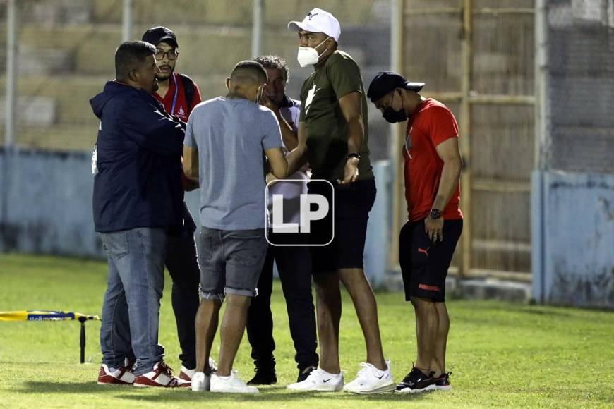 Los jugadores castigados del Vida estuvieron hablando con el presidente Luiz Cruz.