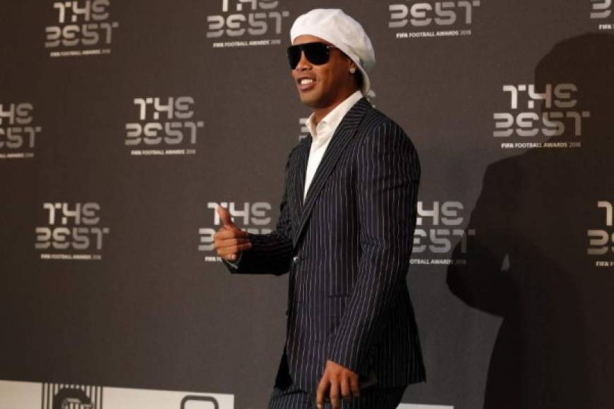 El astro brasileño Ronaldinho Gaucho siempre sorprende con su manera de vestir y en esta ocasión no fue la excepción.