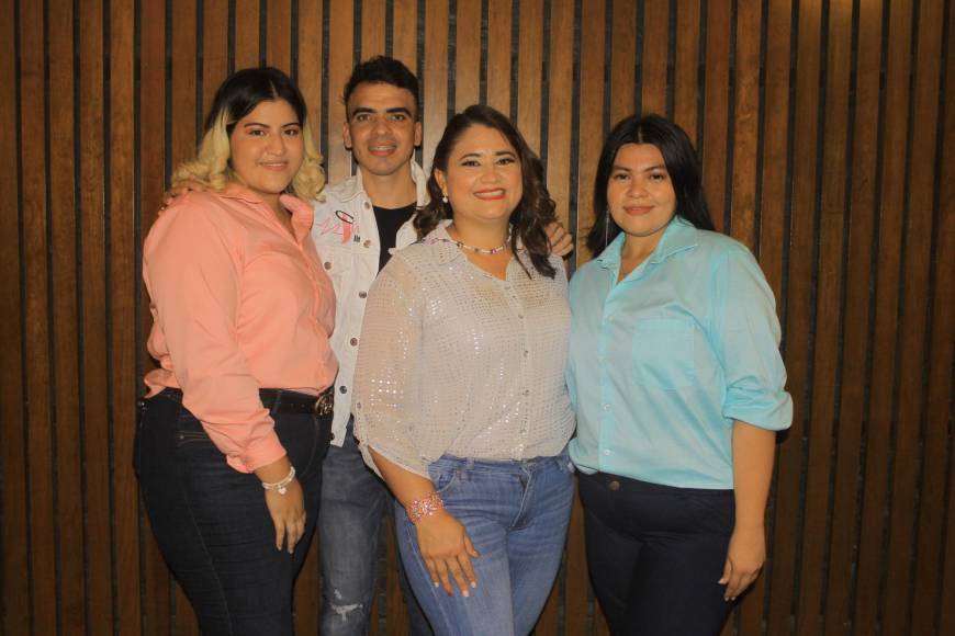 Corinne Leiva, Vidal Murillo, Marissa Aguilar y Keren Portillo, todos maestros de la Genesis Bilingual School.