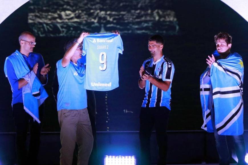 Luis Suárez fue presentado por el Gremio de Brasil ante unos 60 mil aficionados en el estadio de Porto Alegre. El delantero uruguayo firmó por dos años con el club brasileño.