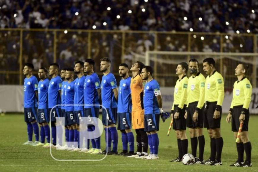 Los jugadores de la Selección de El Salvador durante los himnos.