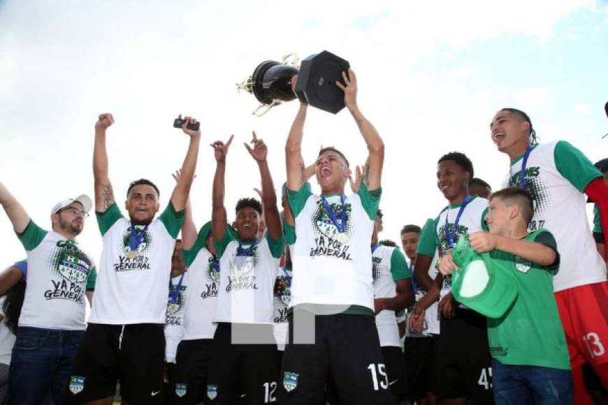La celebración de los jugadores del Atlético Pinares con el trofeo de campeones del Ascenso.