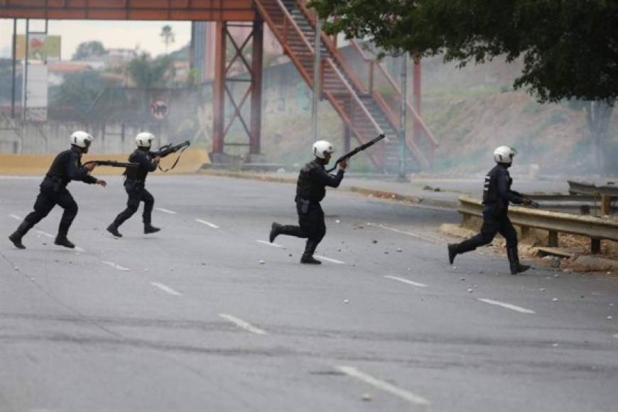 Las fuerzas policiales reprimieron a los manifestantes en Caracas en algunos de los puntos de concentración de la oposición.