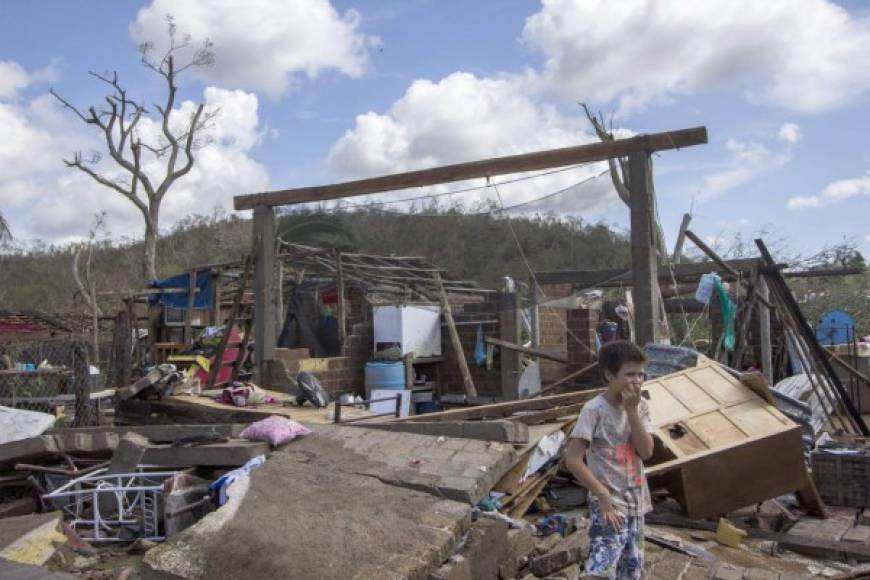 En el poblado de Chamela (Jalisco, oeste), 20 km al norte de donde Patricia tocó tierra la tarde del viernes como huracán de categoría 5, decenas de viviendas quedaron reducidas a escombros, aunque sin dejar pérdidas humanas.