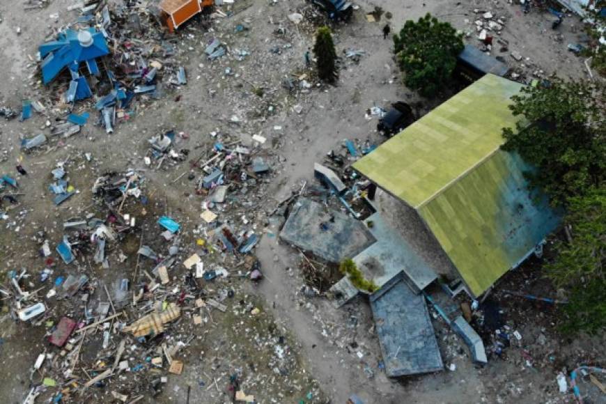 El 26 de diciembre de 2004, Indonesia registró una serie de devastadores terremotos, uno de ellos de magnitud 9,1 en la isla de Sumatra. Ese temblor provocó un gran tsunami que causó la muerte de 220.000 personas en la región, 168.000 de ellas en Indonesia.