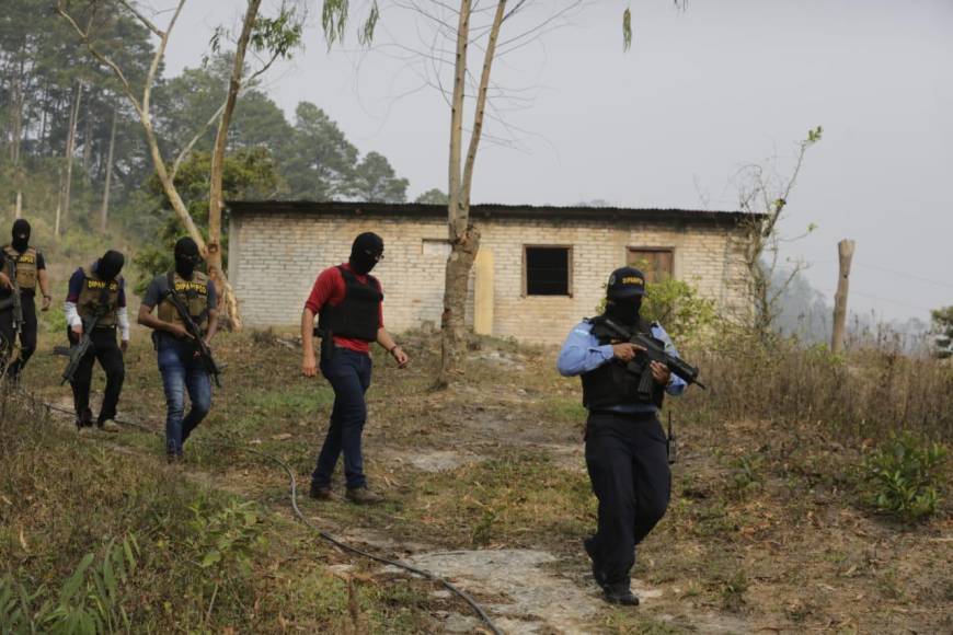 “Lamentablemente la operación deja cuatro personas muertas de la estructura criminal los Soroguaras”, señaló Barahona a los periodistas.