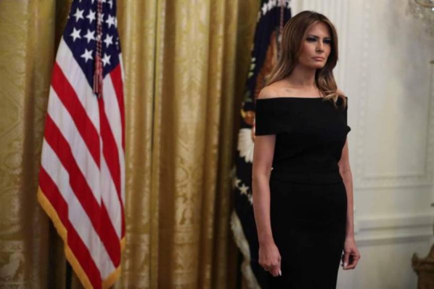 Melania apostó para la ocasión por un vestido negro ajustado con escote Bardot de la firma Scanlan Theodore, una de las favoritas de la duquesa Meghan Markle.