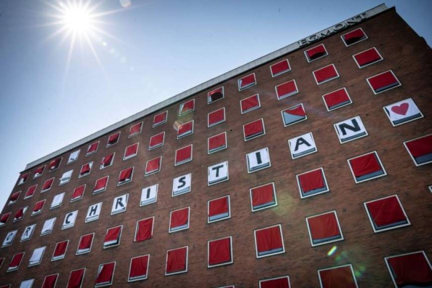 Una pancarta con el texto 'For Christian' en un edificio cerca del estadio Parken de Copenhague horas antes del partido.<br/><br/>Foto EFE