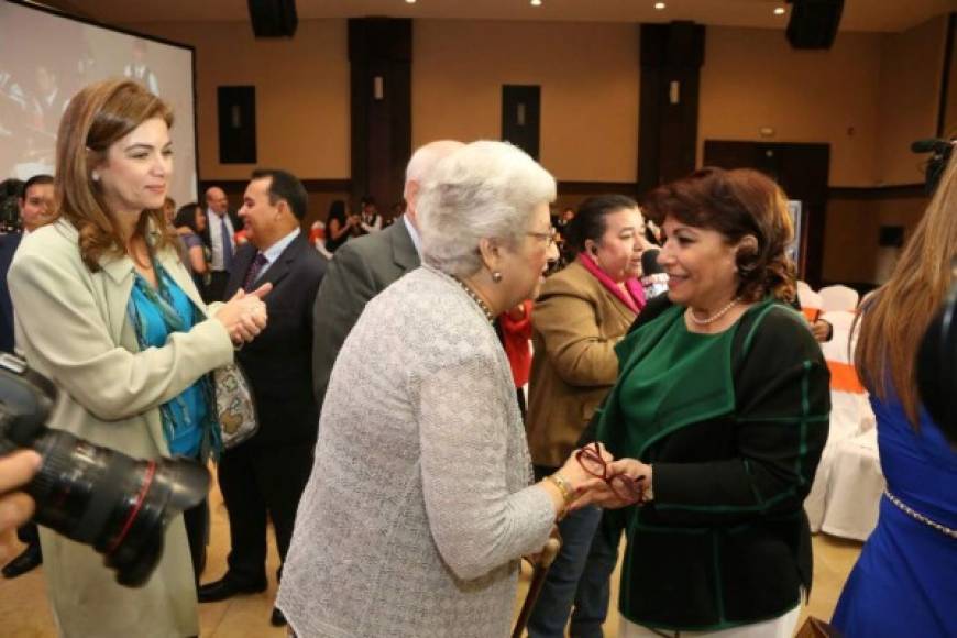 La galardonada con el premio Álvaro Contreras, María Antonia Martínez, saluda a Martha Larach de Canahuati, madre del presidente del grupo OPSA, Jorge Canahuati.