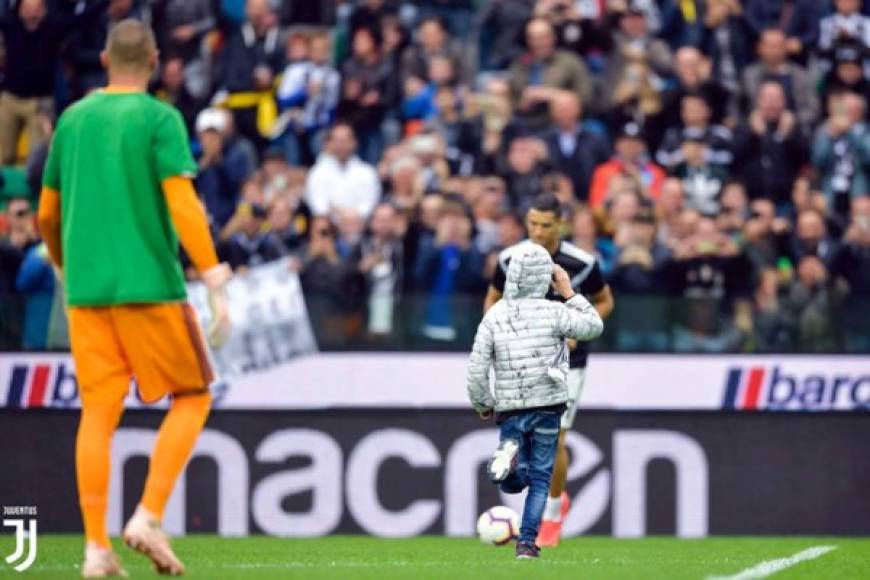 Un niño entró al campo del estadio Dacia Arena del Udinese para conocer a su ídolo Cristiano Ronaldo en persona.