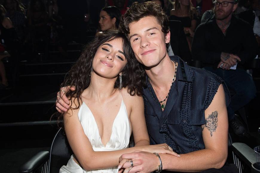 Camila, por ejemplo, ha confesado que su sencillo ‘Don’t Go Yet’ está inspirado en los momentos previos al inicio de su noviazgo con Shawn, cuando creía que ninguno de los dos se atrevería a dar el paso para besarse por primera vez, y él le aseguró al presentador Stephen Colbert en septiembre que seguía componiendo casi todos sus sencillos pensando en la cantante.