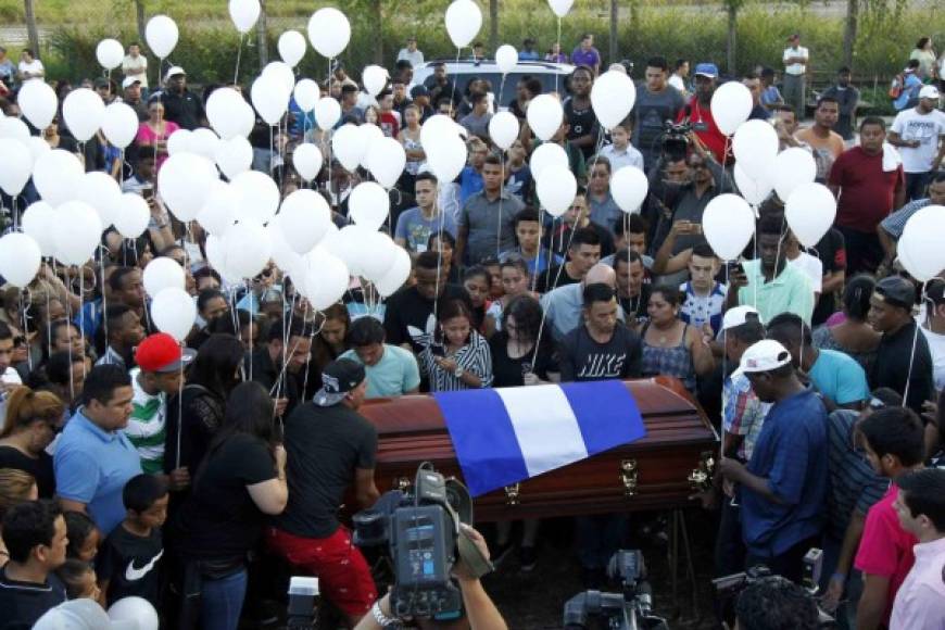 Lamentablemente las autoridades de la Liga Nacional y de la Fenafuth fueron las grandes ausentes en el entierro de Juan Carlos García.