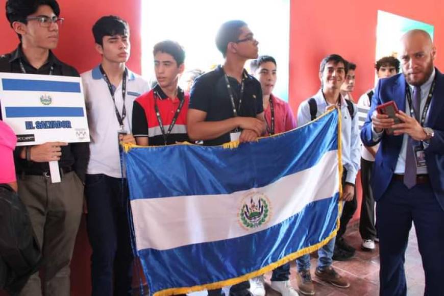 Los Estudiantes de El Salvador con sus habilidades y destrezas en el conocimiento de la Física, también se llevaron una medallas de plata, una de bronce y dos menciones honoríficas.
