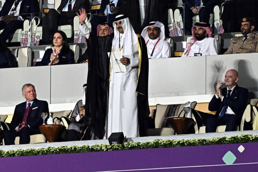 Tamim bin Hamad Al Thani, emir de Qatar y el verdadero dueño del PSG, saludando a los presentes en el estadio Al Bayt.