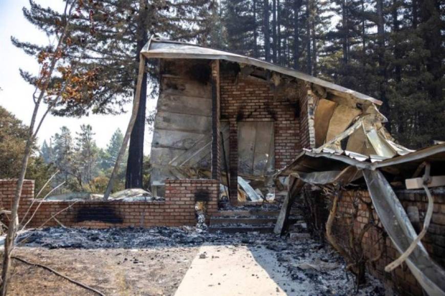 En total, los incendios de gran envergadura reportados en California han causado la muerte al menos a cinco personas y destruido más de mil construcciones, 845 de ellas solo por el LNU, que estaba contenido en un 17% el domingo.