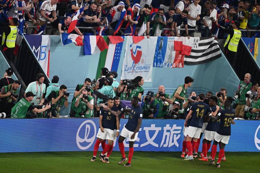 Kylian Mbappé se paró frente a los aficionados franceses para celebrar con ellos el gol del triunfo.