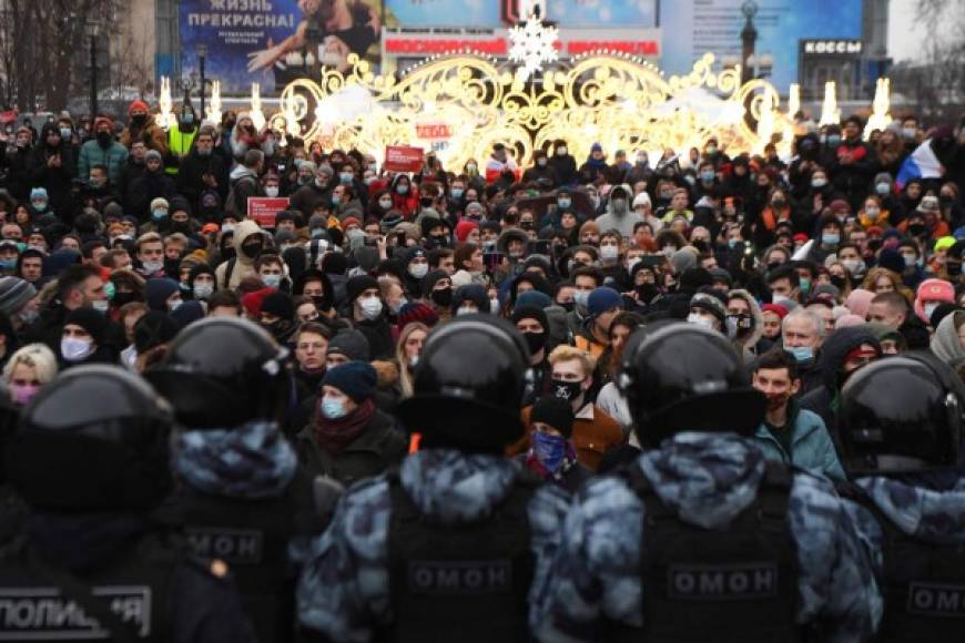 Casi 3,500 partidarios del opositor encarcelado Alexéi Navalni fueron detenidos en Rusia durante una serie de protestas marcadas por episodios de violencia y choques con la policía. Foto AFP