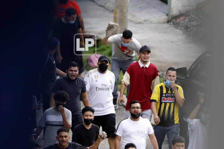 La violencia no para en el fútbol hondureño. Un aficionado parte una piedra grande para hacer pedazos más pequeños cuando se dirigía al estadio Yankel Rosenthal.