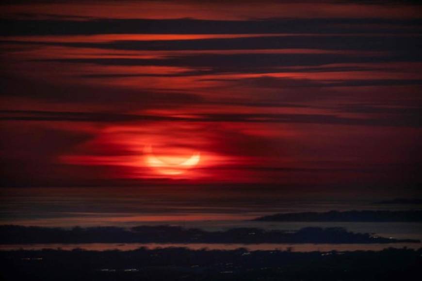 En el máximo de este llamado eclipse anular, la Luna se deslizó lentamente por delante del Sol, dejando un fino anillo luminoso tras su disco negro, llamado 'anillo de fuego'.