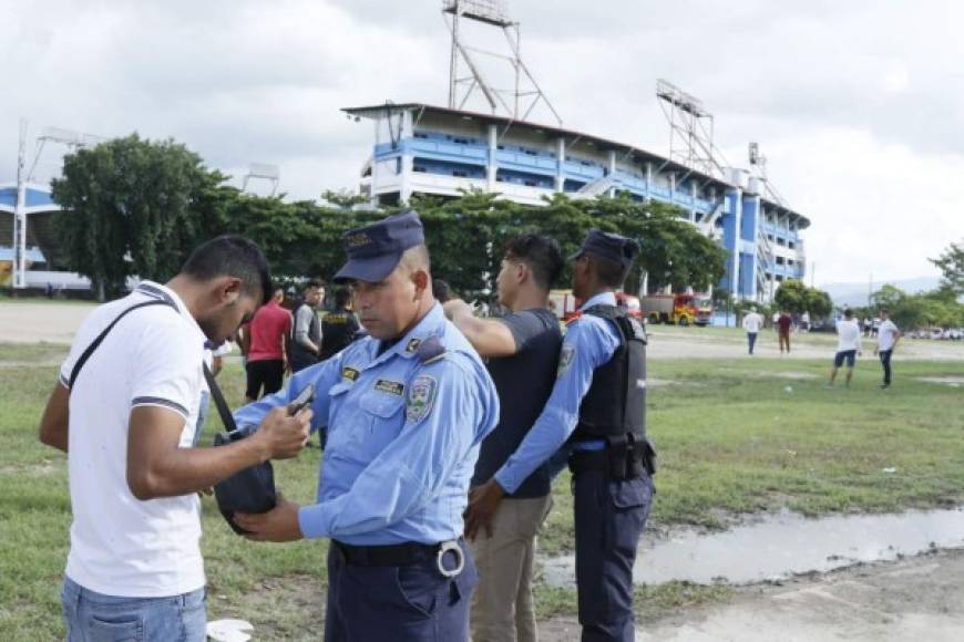 Elementos de la Policía Nacional se hicieron presentes al estadio Olímpico de San Pedro Sula para resguardar por la seguridad de los aficionados.