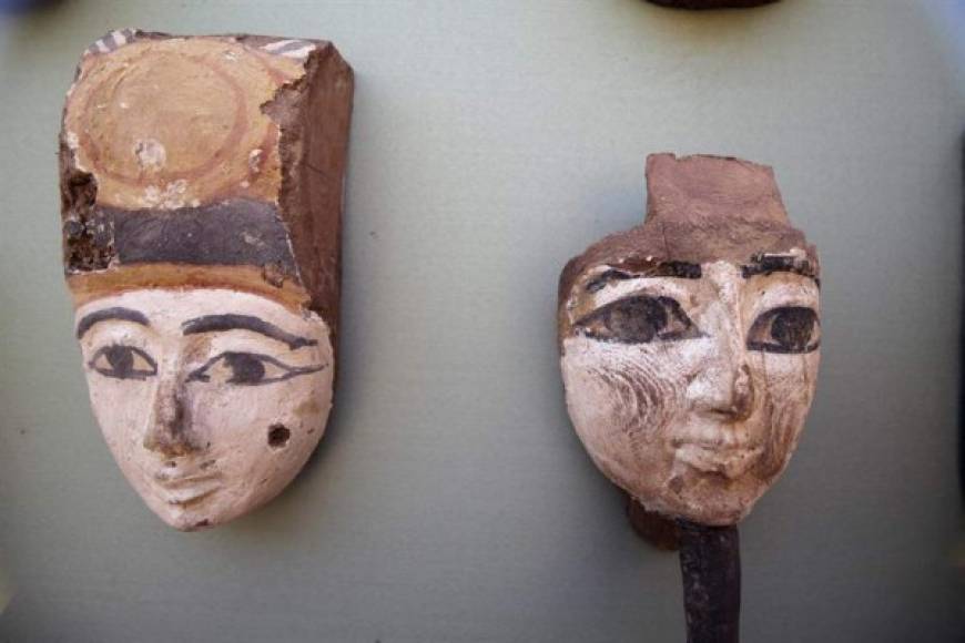 El ministerio también mostró lo que dijo eran ataúdes de madera del Periodo Tardío con jeroglíficos inscritos en sus tapas, junto a máscaras funerarias de madera y arcilla.