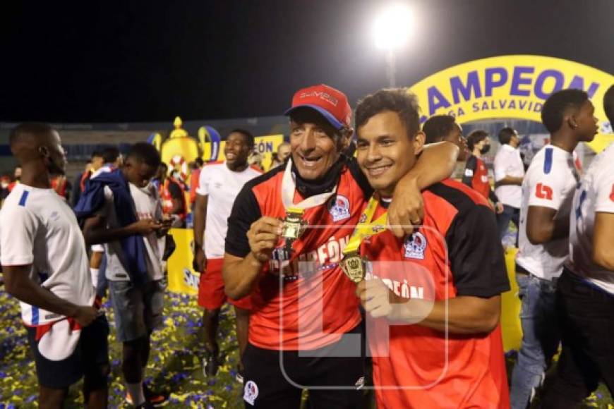 Pedro Troglio, posando junto a 'Patón' Mejía, muy felices con sus medallas de campeonísimos.