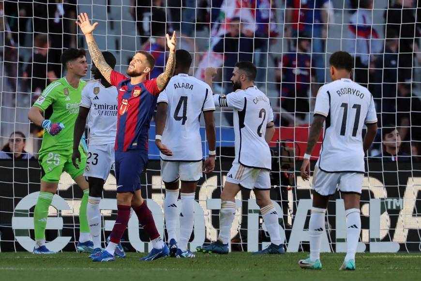 Íñigo Martínez se lamenta tras una tapada de Kepa evitando un gol del Barcelona en el Clásico ante el Real Madrid.