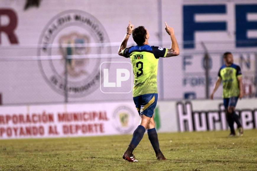 El argentino Santiago Mollina festeja su gol para el descuento de los olanchos, que terminaron empatando el juego 2-2 ante Honduras Progreso.