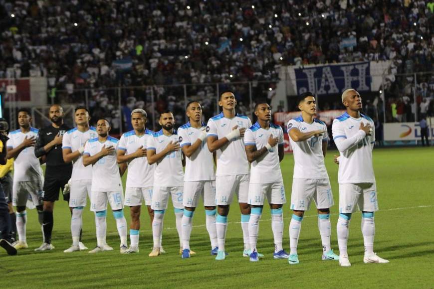 Los jugadores de la Selección de Honduras cantando el himno nacional. Lo entonó todo el estadio capitalino.