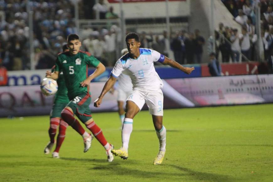 ’Choco’ Lozano definió con grandeza, como un crack ante Luis Malagón para abrir el marcador de la Selección de Honduras 1-0 ante México.