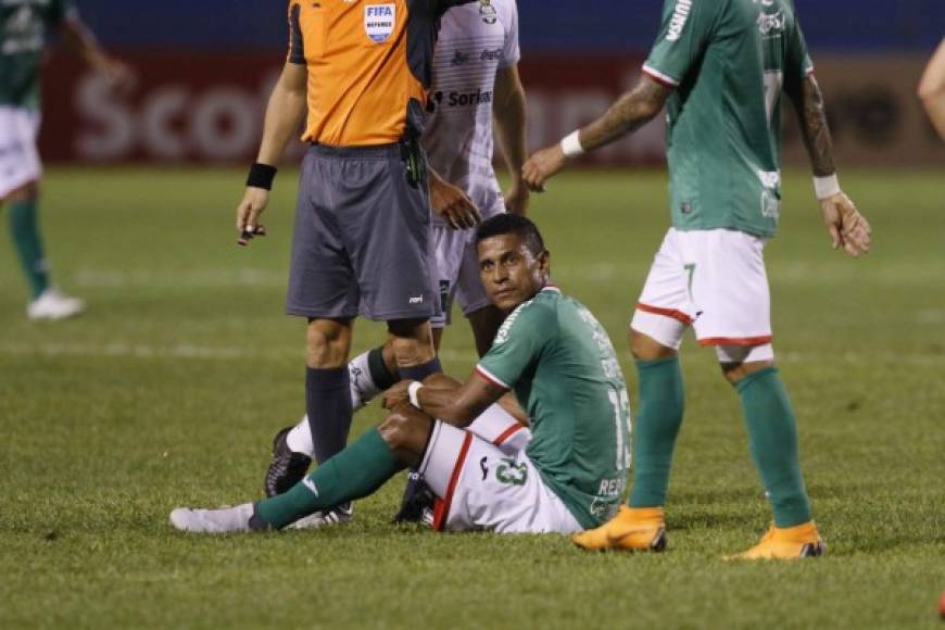 Carlo Costly no pudo con la defensa del Santos Laguna.