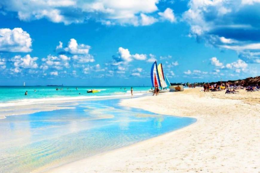 2. Varadero, Cuba: Este es uno de los destinos turísticos más importantes de Cuba. Ubicada a unos 130 kilómetros al este de La Habana, enclavada en la península de Hicacos, esta playa es visitada por más de un millón de turistas al año.