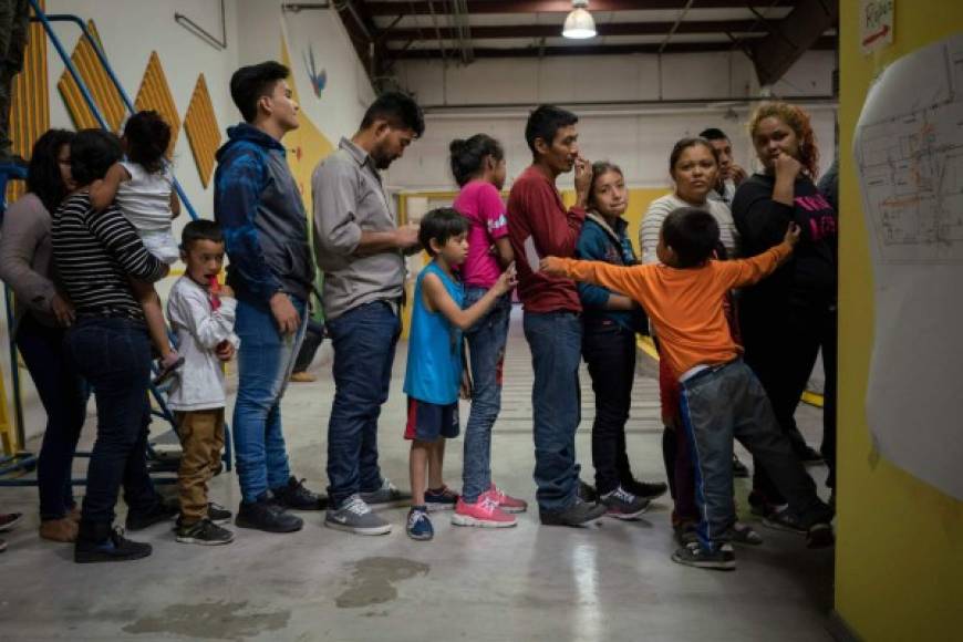 Al concluir la pasada semana, los agentes fronterizos habían detenido desde octubre en la frontera sur de EEUU a más de 414,000 inmigrantes, en comparación con los 396,579 detenidos entre octubre de 2017 y septiembre de 2018.