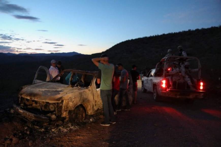 Hasta anoche, Julián LeBarón seguía buscando los restos de sus familiares masacrados el pasado lunes en la comunidad de La Mora.