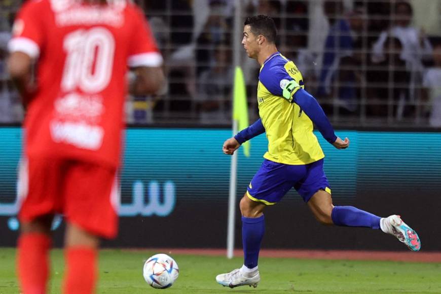 Cristiano Ronaldo se lució en la goleada del Al-Nassr sobre el Al-Wehda en la liga de Arabia Saudita y convirtió cuatro goles para desatar la locura de los fans de su nuevo equipo. 