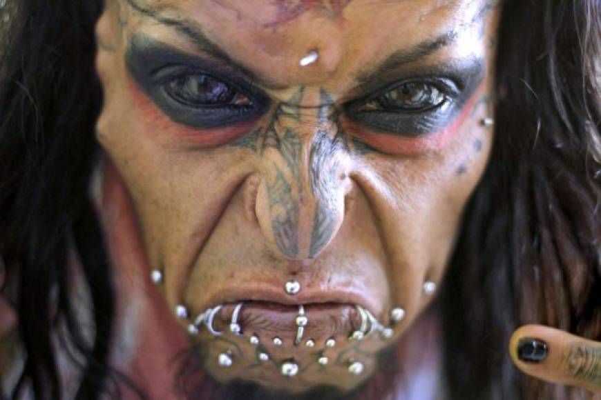 El artista colombiano tuvo que salir del país por el rechazo de su familia.Tiene más del 70 % del cuerpo tatuado y varias modificaciones producto de una veintena de operaciones. Foto:mirror.co.uk