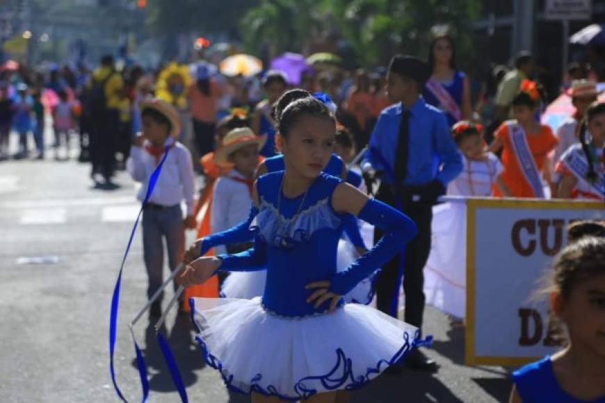 Lindas palillonas rindiendo hoy honor a su patria cuando se celebra el 197 aniversario de Independencia Patria.