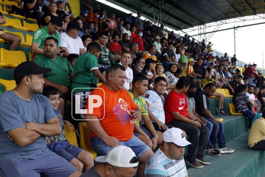Un buen número de aficionados asistieron al estadio Luis Girón para presenciar el partido del Parrillas One contra el Génesis de Comayagua.