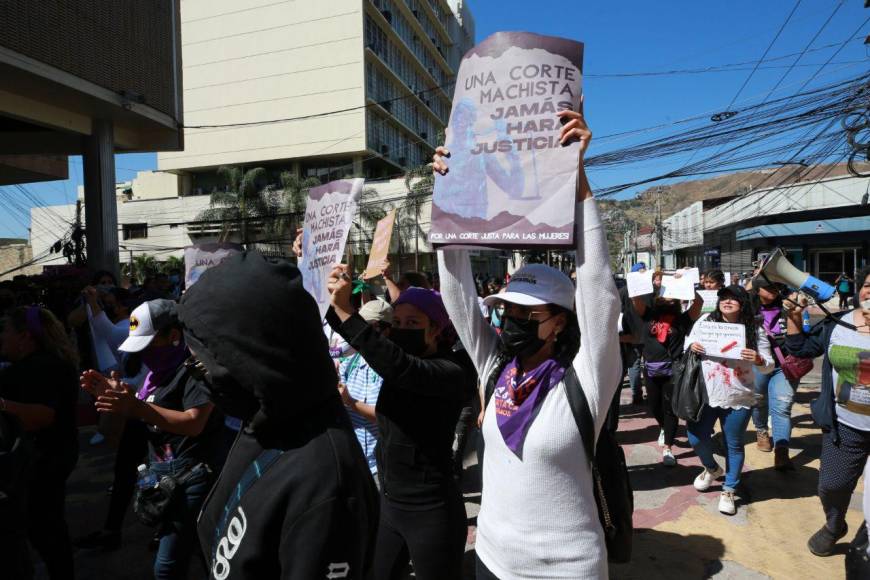 “Una Corte machista, jamás hará justicia”, era uno de los tantos mensajes que proyectaron las féminas en la manifestación. 