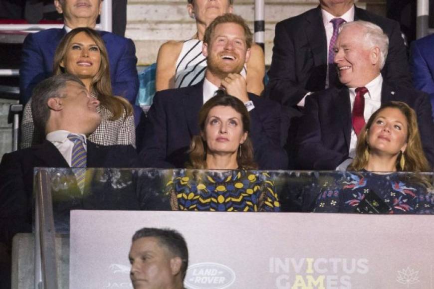 La ceremonia de apertura de los Juegos Invictus en Toronto también sirvió para la reunión del príncipe Harry con su novia, la actriz estadounidense Meghan Markle, quien se sentó varias filas detrás de su pareja.