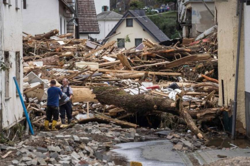 Las lluvias torrenciales y las inundaciones que azotaron a esta región alemana han dejado al menos 42 muertos y decenas de desaparecidos.