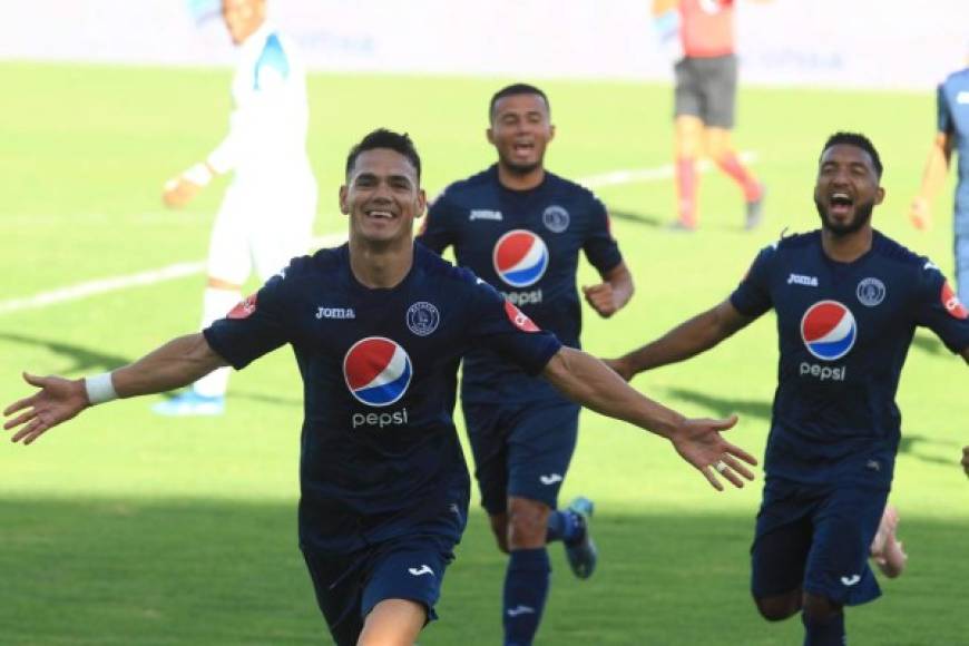 Roberto Moreira celebrando su gol de penal.